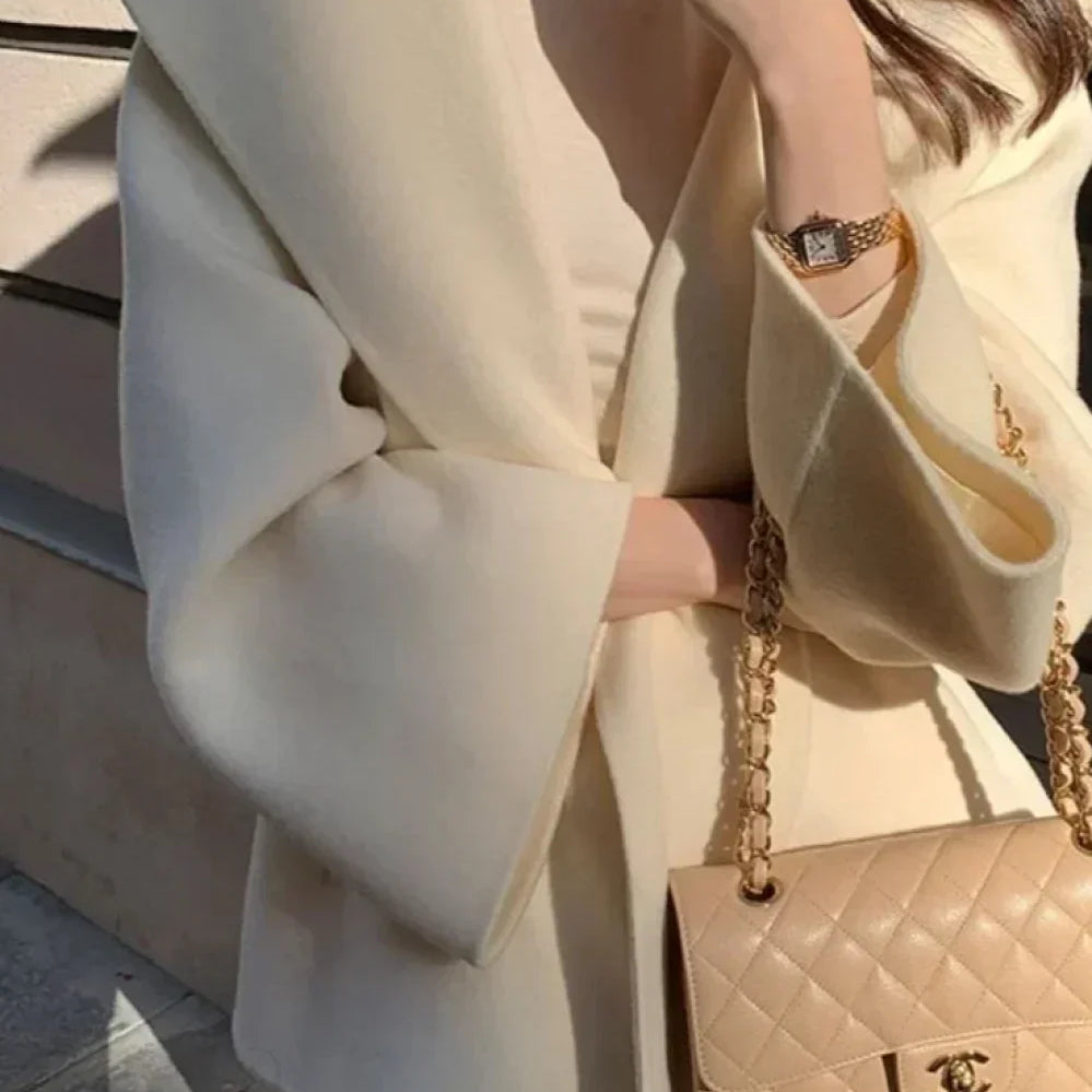 Elegante abrigo de lana marrón con capucha