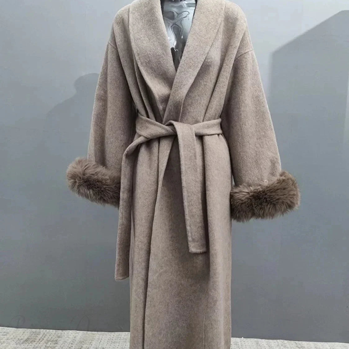 Elegante abrigo de lana marrón