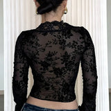 Blusa elegante con estampado de leopardo y ribete de encaje y malla.