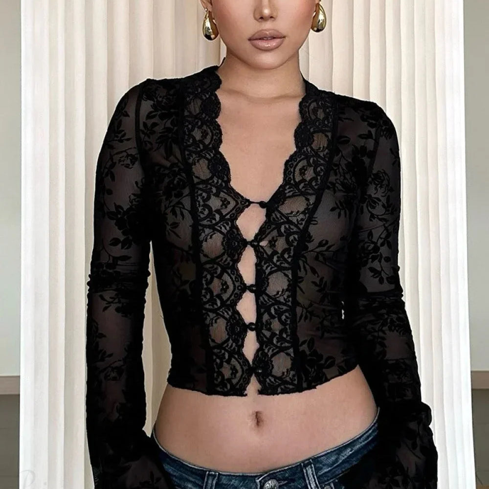 Blusa elegante con estampado de leopardo y ribete de encaje y malla.