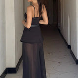 Vestido largo ajustado con elegantes paneles de malla.