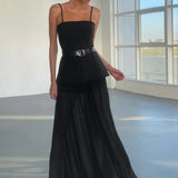 Vestido largo ajustado con elegantes paneles de malla.