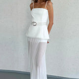 Vestido largo ajustado con elegantes paneles de malla.