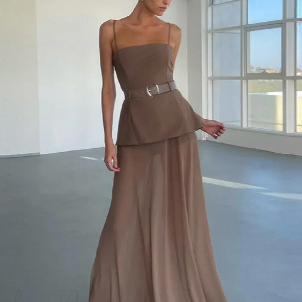 Vestido largo ajustado con elegantes paneles de malla.