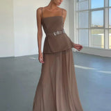 Vestido largo ajustado con elegantes paneles de malla.
