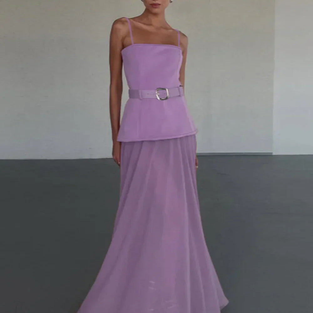 Vestido largo ajustado con elegantes paneles de malla.