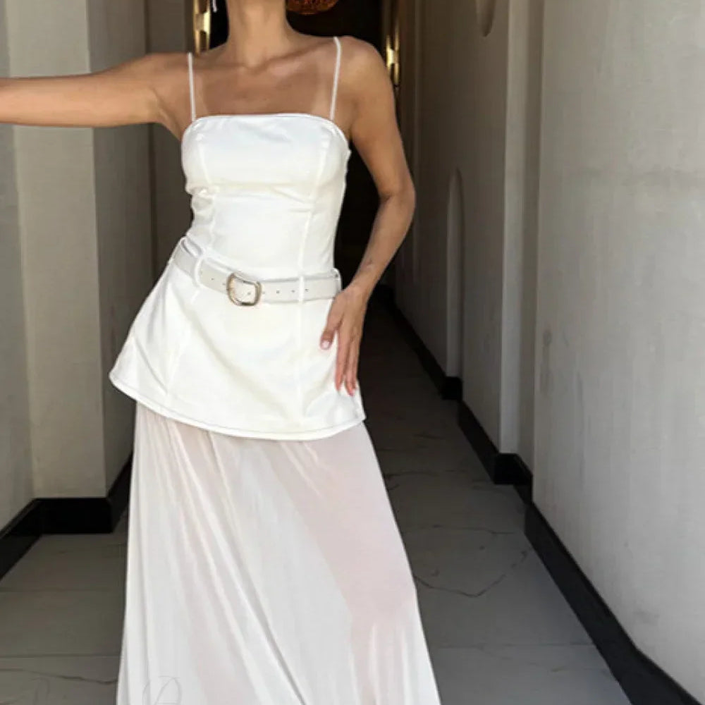 Vestido largo ajustado con elegantes paneles de malla.