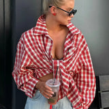 Elegante blusa roja a cuadros con cuello ancho y mangas largas.