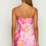 Vestido mini ajustado con tirantes finos y elegante detalle de lazo