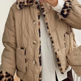 Abrigo reversible de algodón con estampado de leopardo y un elegante cuello vuelto
