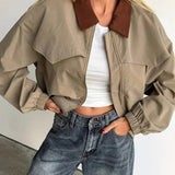 Chaqueta utilitaria elegante e informal con bloqueo de color.