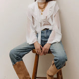 Blusa de gasa con volantes, manga larga y escote en pico