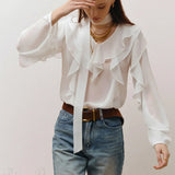 Blusa de gasa con volantes, manga larga y escote en pico