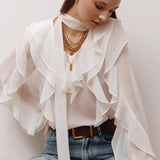 Blusa de gasa con volantes, manga larga y escote en pico