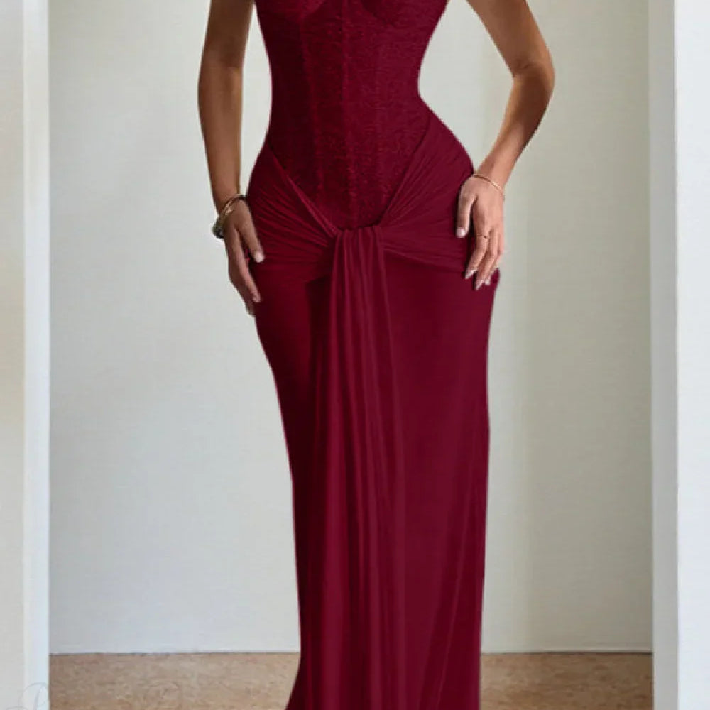 Vestido largo ajustado sin tirantes con cinturón de gasa