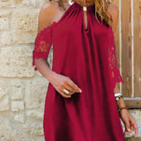 Minivestido moderno negro de punto con hombros descubiertos y mangas largas