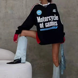 Sudadera informal de dos tonos con cuello redondo y mangas largas en estilo universitario.