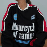 Sudadera informal de dos tonos con cuello redondo y mangas largas en estilo universitario.