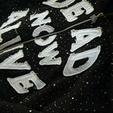 Cómoda sudadera con capucha y cremallera con estampado gráfico.