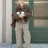 Pantalones cargo con bolsillos dobles y paneles de pana.
