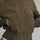 Chaqueta utilitaria entallada de pana lisa con bolsillos.