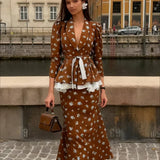 Vestido sirena de dos piezas en algodón y lino con escote pronunciado.