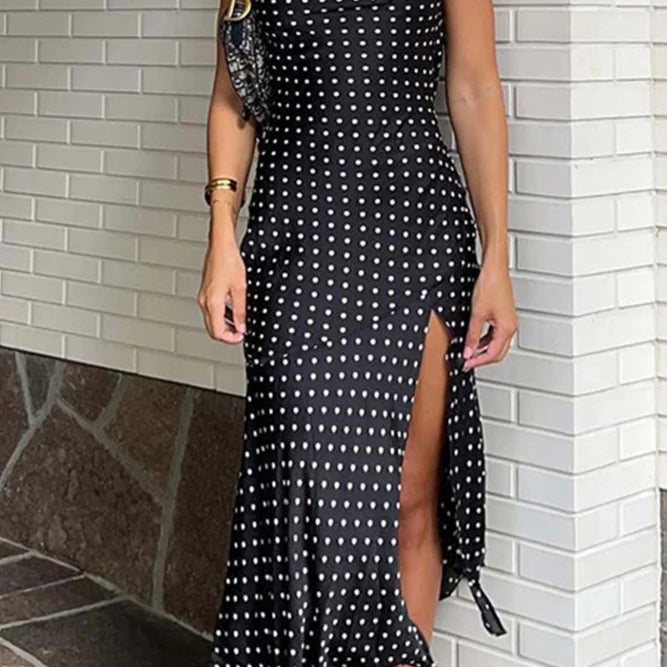 Vestido con abertura y cuello vuelto de lunares