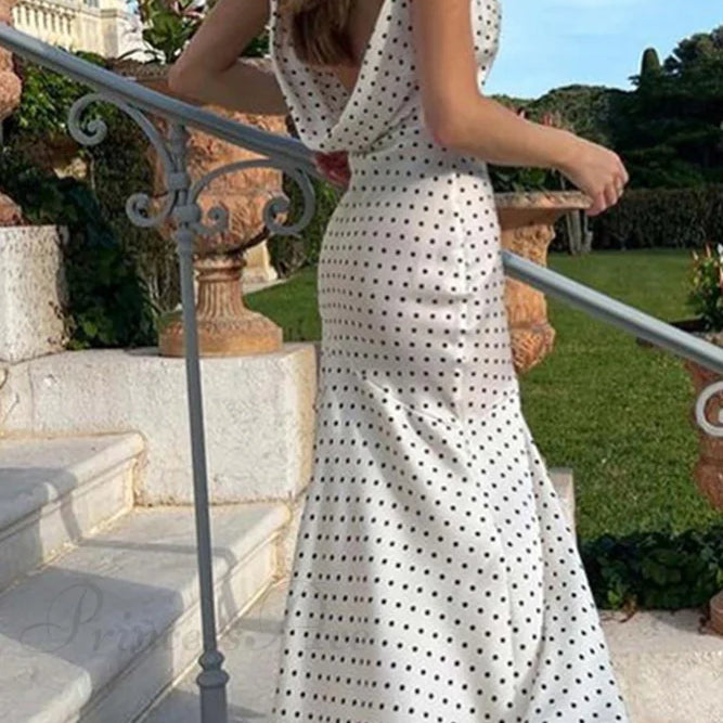 Vestido con abertura y cuello vuelto de lunares