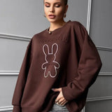 Sudadera elegante de gran tamaño con cuello redondo y motivo de conejo en relieve.