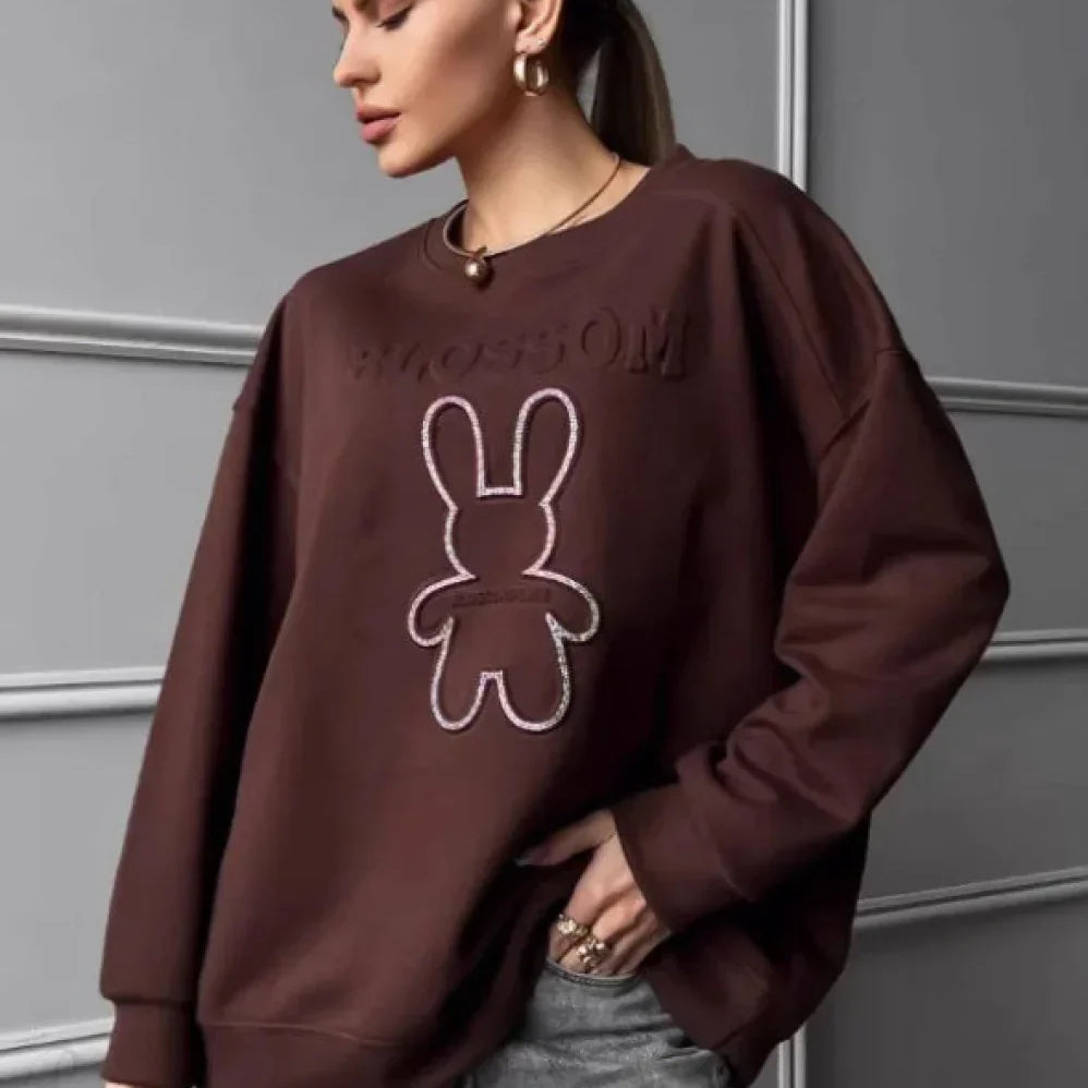 Sudadera elegante de gran tamaño con cuello redondo y motivo de conejo en relieve.