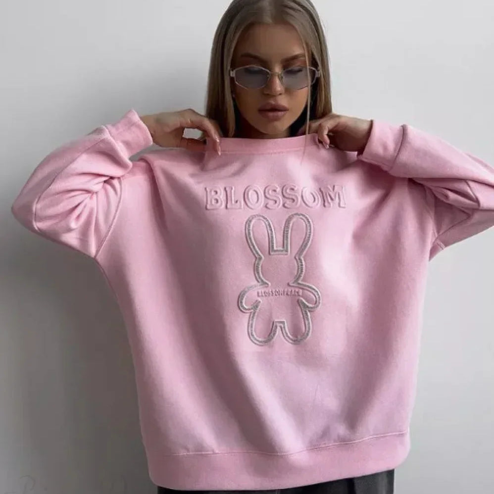 Sudadera elegante de gran tamaño con cuello redondo y motivo de conejo en relieve.