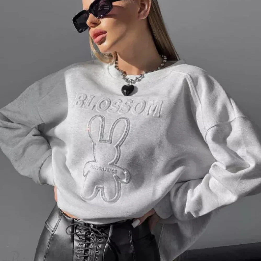 Sudadera elegante de gran tamaño con cuello redondo y motivo de conejo en relieve.