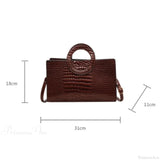 Bolso de hombro de piel sintética con estampado de cocodrilo.