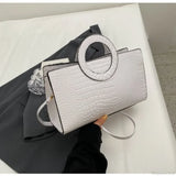 Bolso de hombro de piel sintética con estampado de cocodrilo.