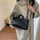 Bolso de hombro de piel sintética con estampado de cocodrilo.
