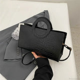 Bolso de hombro de piel sintética con estampado de cocodrilo.