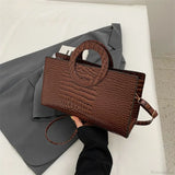 Bolso de hombro de piel sintética con estampado de cocodrilo.