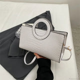 Bolso de hombro de piel sintética con estampado de cocodrilo.
