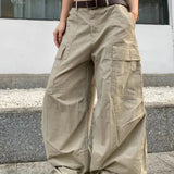 Pantalones cargo holgados con bolsillos grandes y curvos.