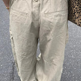 Pantalones cargo holgados con bolsillos grandes y curvos.