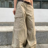 Pantalones cargo holgados con bolsillos grandes y curvos.