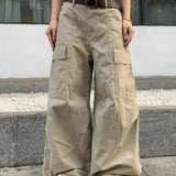 Pantalones cargo holgados con bolsillos grandes y curvos.