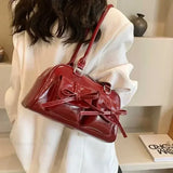 Lindo bolso bandolera de piel sintética con pajarita