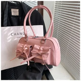 Lindo bolso bandolera de piel sintética con pajarita
