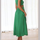Encantador vestido midi de vacaciones con corte en la cintura y bolsillos.
