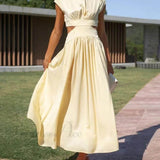 Encantador vestido midi de vacaciones con corte en la cintura y bolsillos.