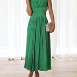 Encantador vestido midi de vacaciones con corte en la cintura y bolsillos.
