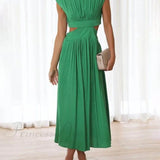 Encantador vestido midi de vacaciones con corte en la cintura y bolsillos.