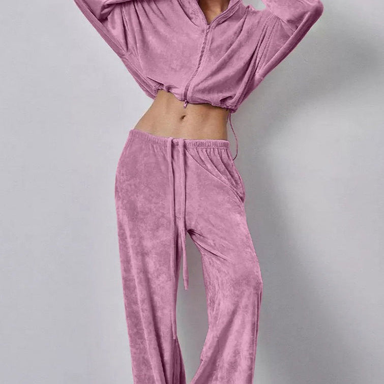 Conjunto vintage de dos piezas compuesto por un top corto con cordón y un pantalón ancho.
