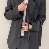 Blazer con cinturón estilo viajero